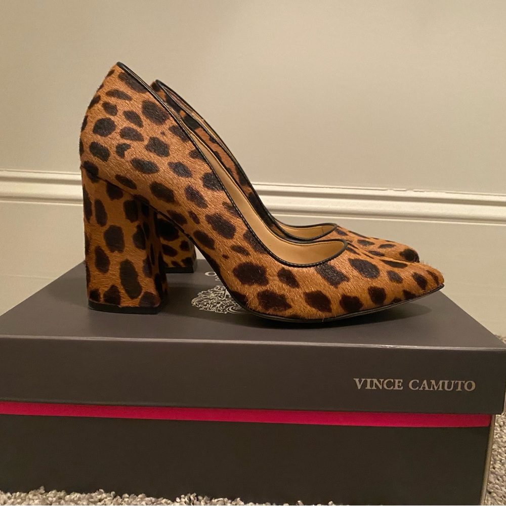 Vince Camuto Talise Pointy Toe Pump. Size 8. Leopard print